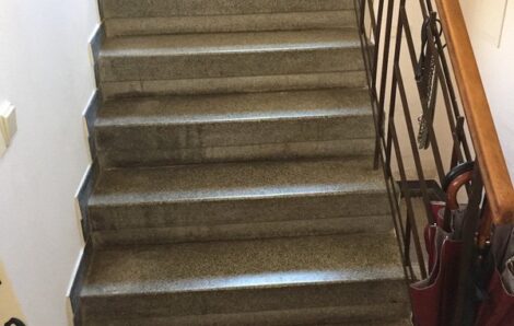 Oprava podlahy na chodbě + renovace schodiště (lité teraco)